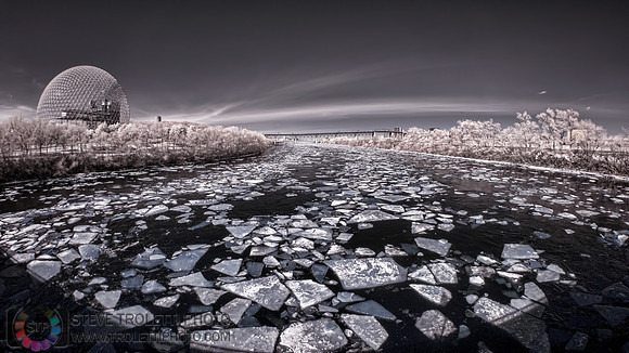 Ice floating away ont the St-Lawrence River