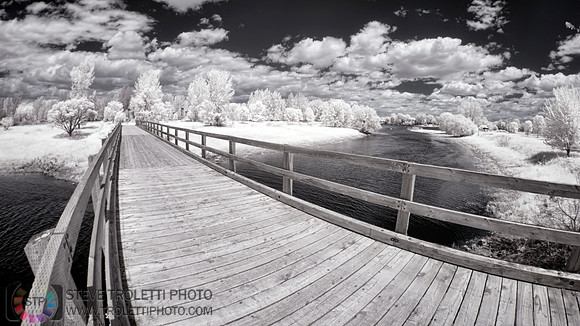Pont de bois ver l'ile Grosbois - IR