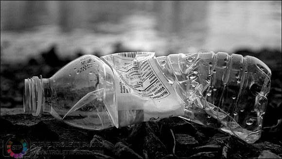 Plastic Bottle Dumped by River Bank / Bouteilles en plastique jetés près de la rivière
