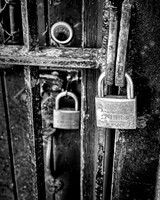 Doors and Locks / Portes et serrures