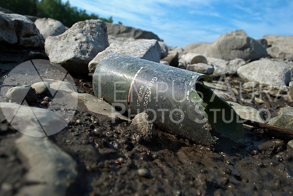 Broken Glass Wine Bottle / Bouteille de vin - Litter / Déchets - Île-de-la-Visitation