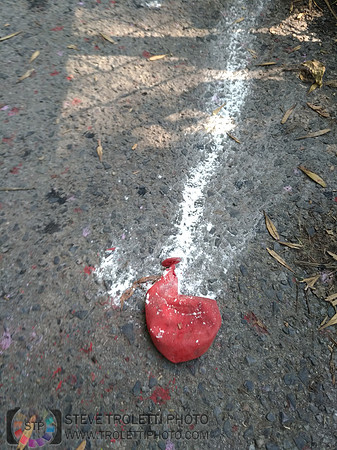 Déchets, peinture, poudre colorer, ballons, et plus dans le parc de Brouage, Boucherville suivent une activité de camp de jour le 2018-08-07