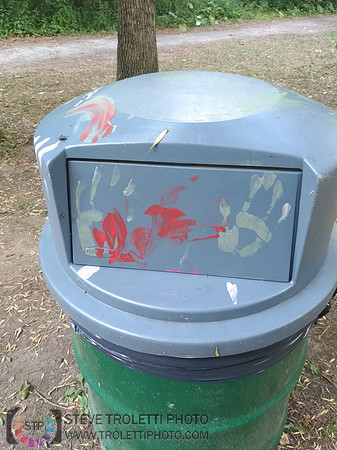 Déchets, peinture, poudre colorer, ballons, et plus dans le parc de Brouage, Boucherville suivent une activité de camp de jour le 2018-08-07